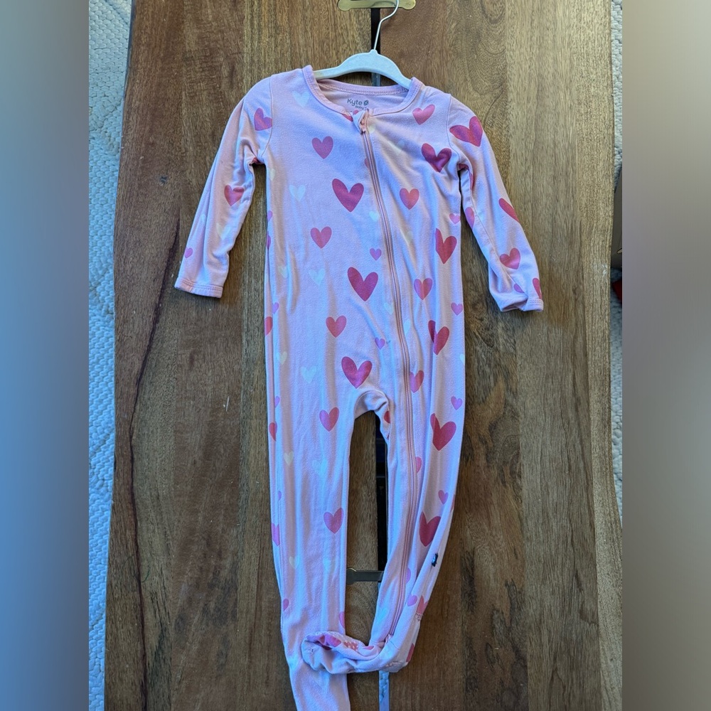 Kyte baby Zippered Footie in Crepe Hearts